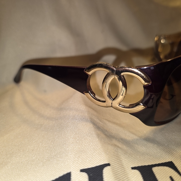Chanel Elegant Black and Brown Sunglasses - Picture 4 of 6